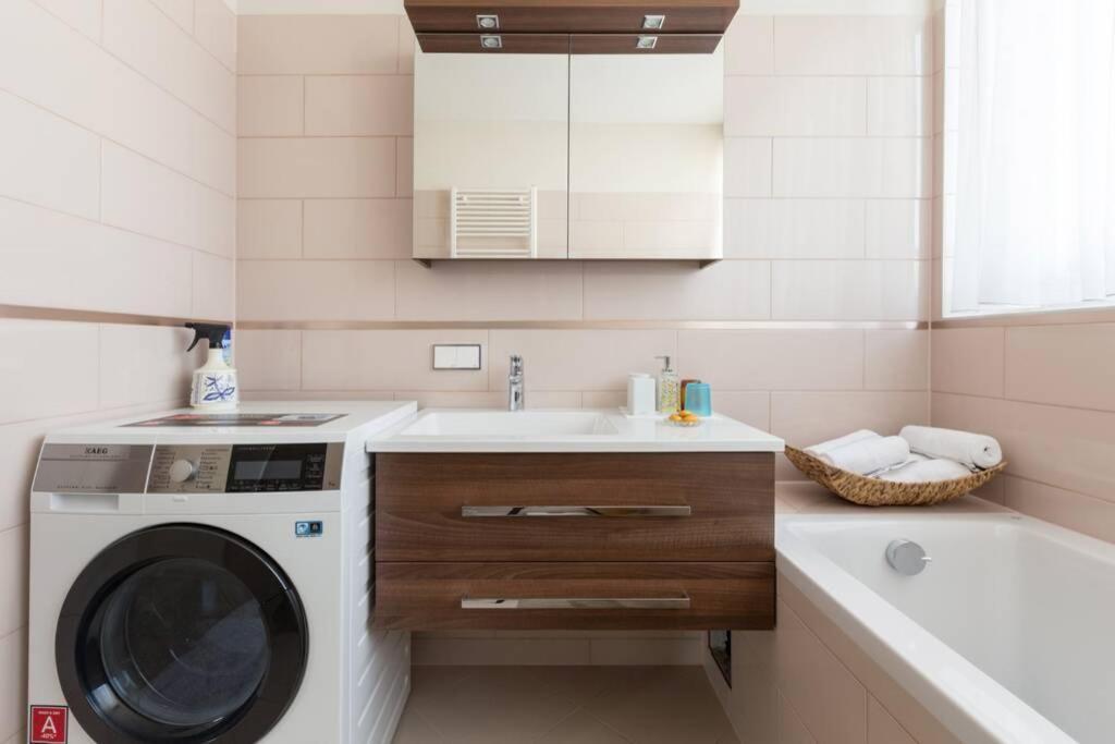 Apartament Grosses Penthouse #12 Mit Terrasse Und Aussicht Wiedeń Zewnętrze zdjęcie